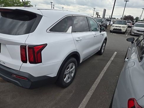 Used 2022 Kia Sorento LX FWD image 3