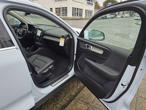 Certified 2025 Volvo XC40 B5 Core w/ Protection Package Premier image 10