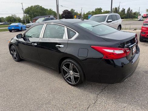 Used 2017 Nissan Altima 2.5 SL w/ Moonroof Package FWD image 3