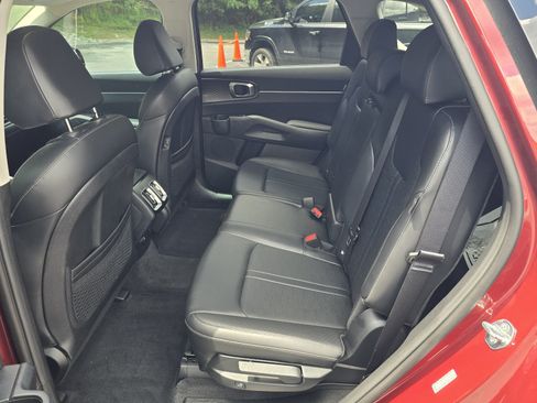 Used 2024 Kia Sorento S w/ Panoramic Sunroof Package FWD image 11