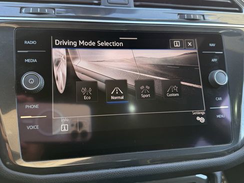 Used 2022 Volkswagen Tiguan SEL R-Line image 14