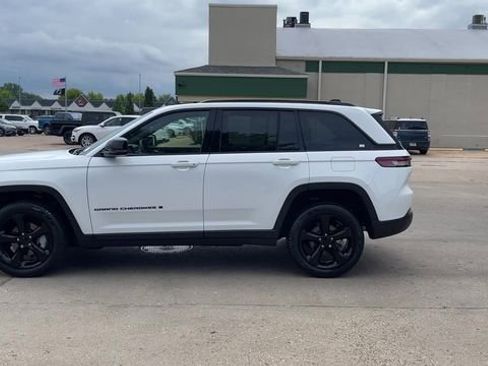 Used 2024 Jeep Grand Cherokee Limited w/ Black Appearance Package AWD/4WD image 5