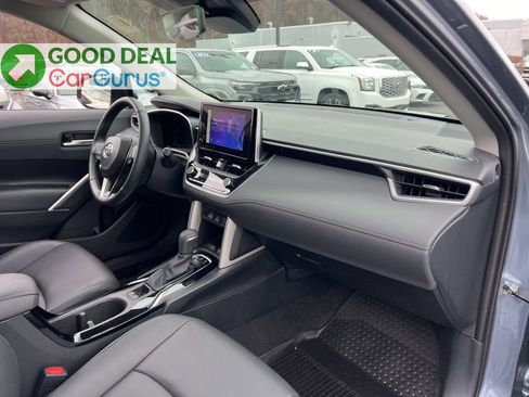 Used 2024 Toyota Corolla Cross XLE w/ Convenience Package image 29