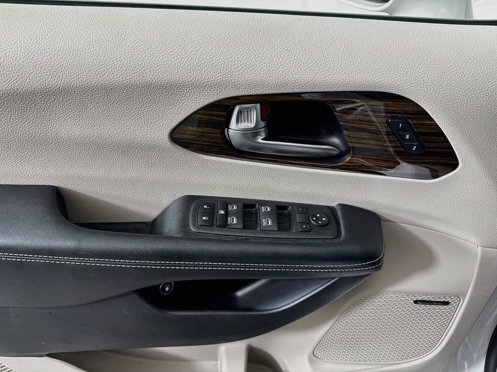 Used 2022 Chrysler Pacifica Limited FWD image 18