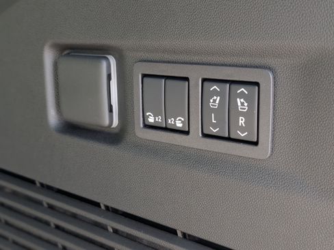 New 2025 Chevrolet Suburban Premier image 31