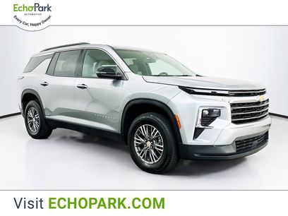 Used 2025 Chevrolet Traverse LT