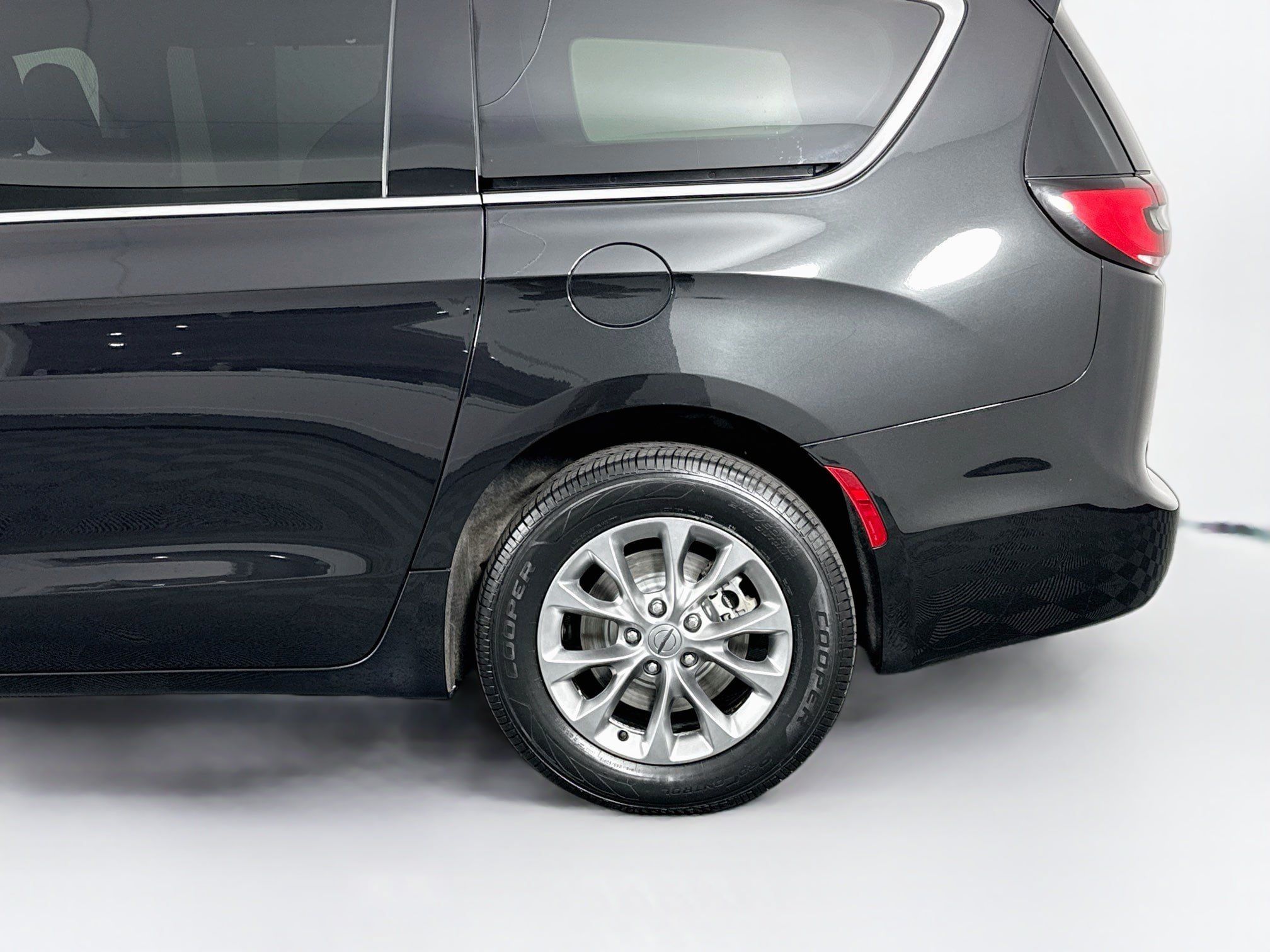 Used 2023 Chrysler Pacifica Touring-L AWD/4WD image 45