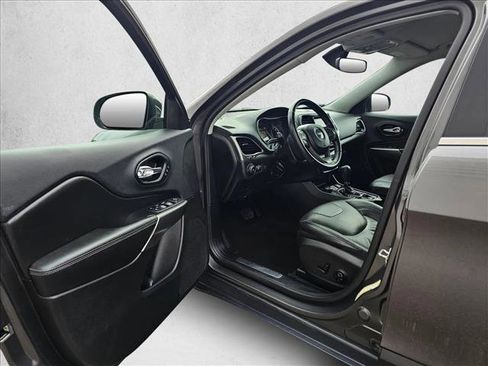 Used 2019 Jeep Cherokee Limited image 18