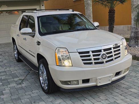 Used 2007 Cadillac Escalade EXT Base AWD 4dr Crew Cab SB w/ Information Package image 12