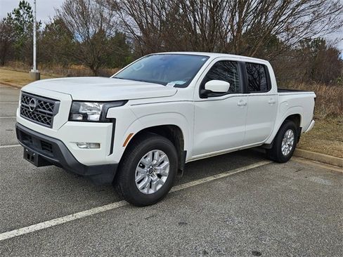 Used 2022 Nissan Frontier SV image 3