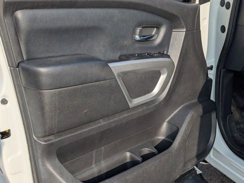 Used 2018 Nissan Titan SV image 14