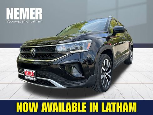 Used 2023 Volkswagen Taos SE AWD/4WD image 1