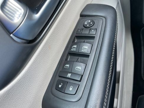 Used 2023 Chrysler Pacifica Touring-L FWD image 23