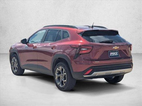 Used 2025 Chevrolet Trax LT FWD image 5