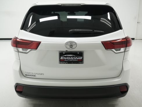 Used 2019 Toyota Highlander LE FWD image 5