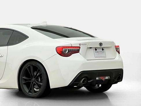 Used 2017 Toyota 86 image 8