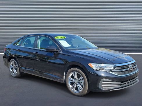 Used 2024 Volkswagen Jetta SE FWD image 2