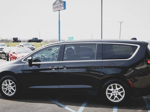 Used 2017 Chrysler Pacifica Touring image 18