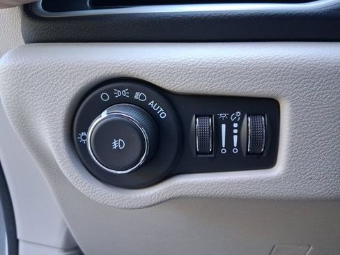 Used 2024 Chrysler Pacifica Touring-L FWD image 14