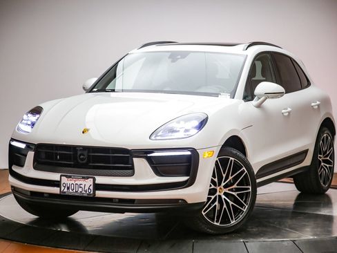 Certified 2026 Porsche Macan AWD/4WD image 34