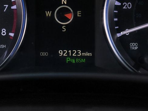 Used 2017 Toyota Highlander Limited Platinum FWD image 25