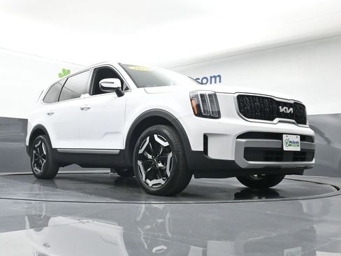 Used 2024 Kia Telluride EX w/ EX Captain's Chair Package image 27