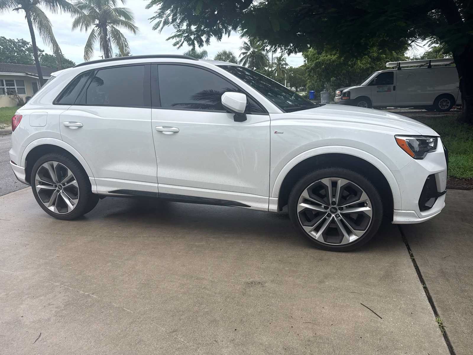 Used 2021 Audi Q3 2.0T Premium w/ Convenience Package AWD/4WD image 2