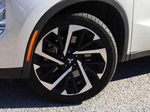 Used 2023 Mitsubishi Outlander SE image 19