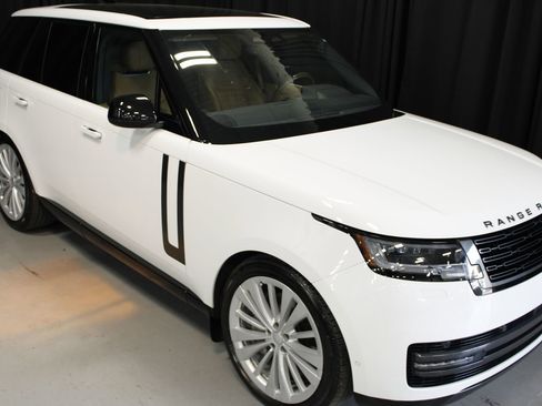 Used 2025 Land Rover Range Rover SE AWD/4WD image 11