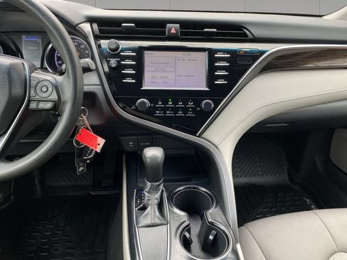 Used 2018 Toyota Camry FWD image 15