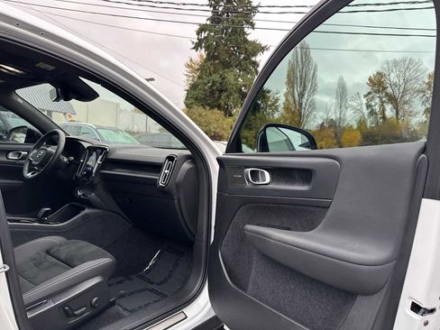 Certified 2023 Volvo C40 P8 Recharge Ultimate image 9