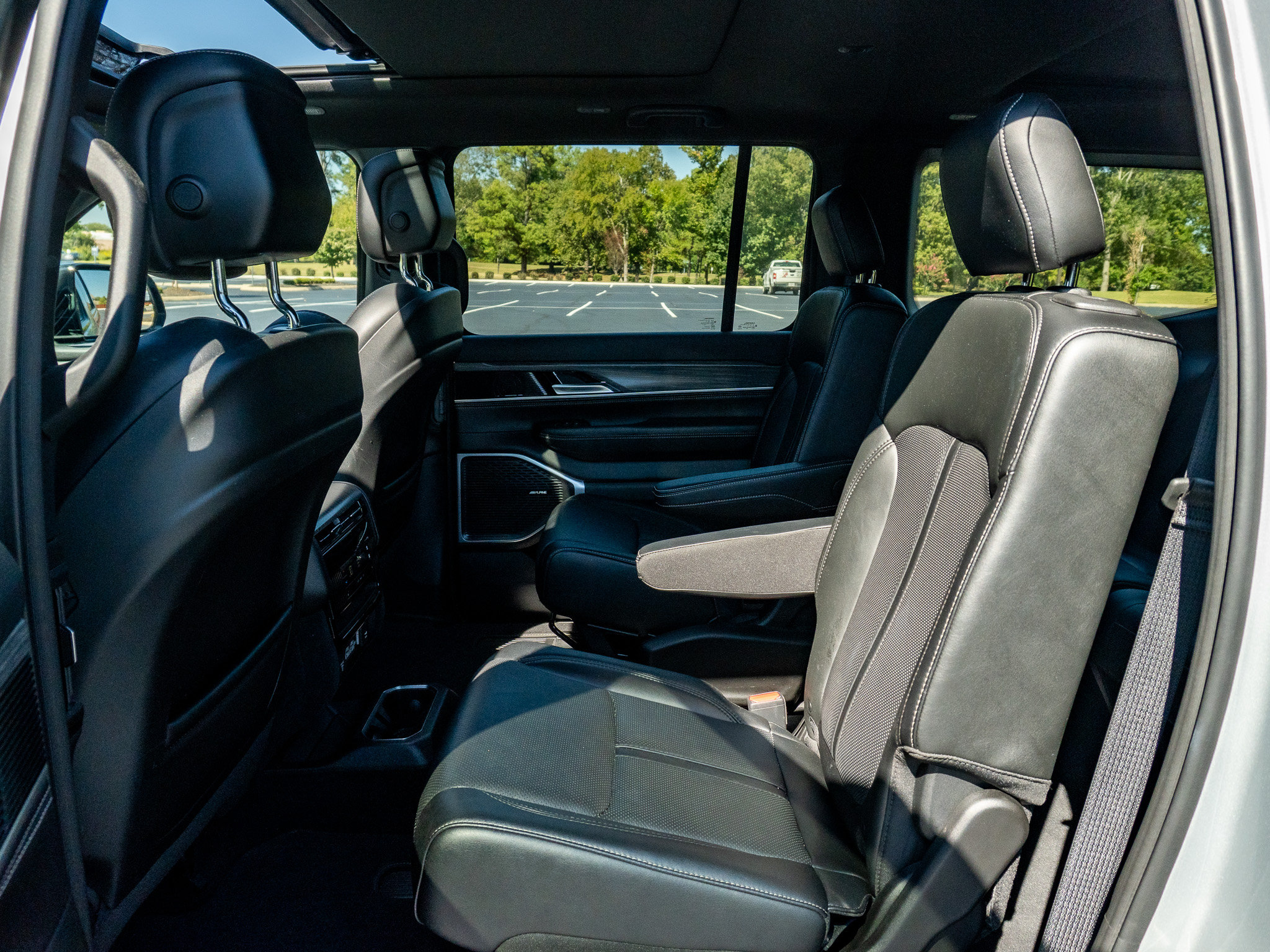 Used 2023 Jeep Wagoneer Series II w/ Premium Group I AWD/4WD image 15