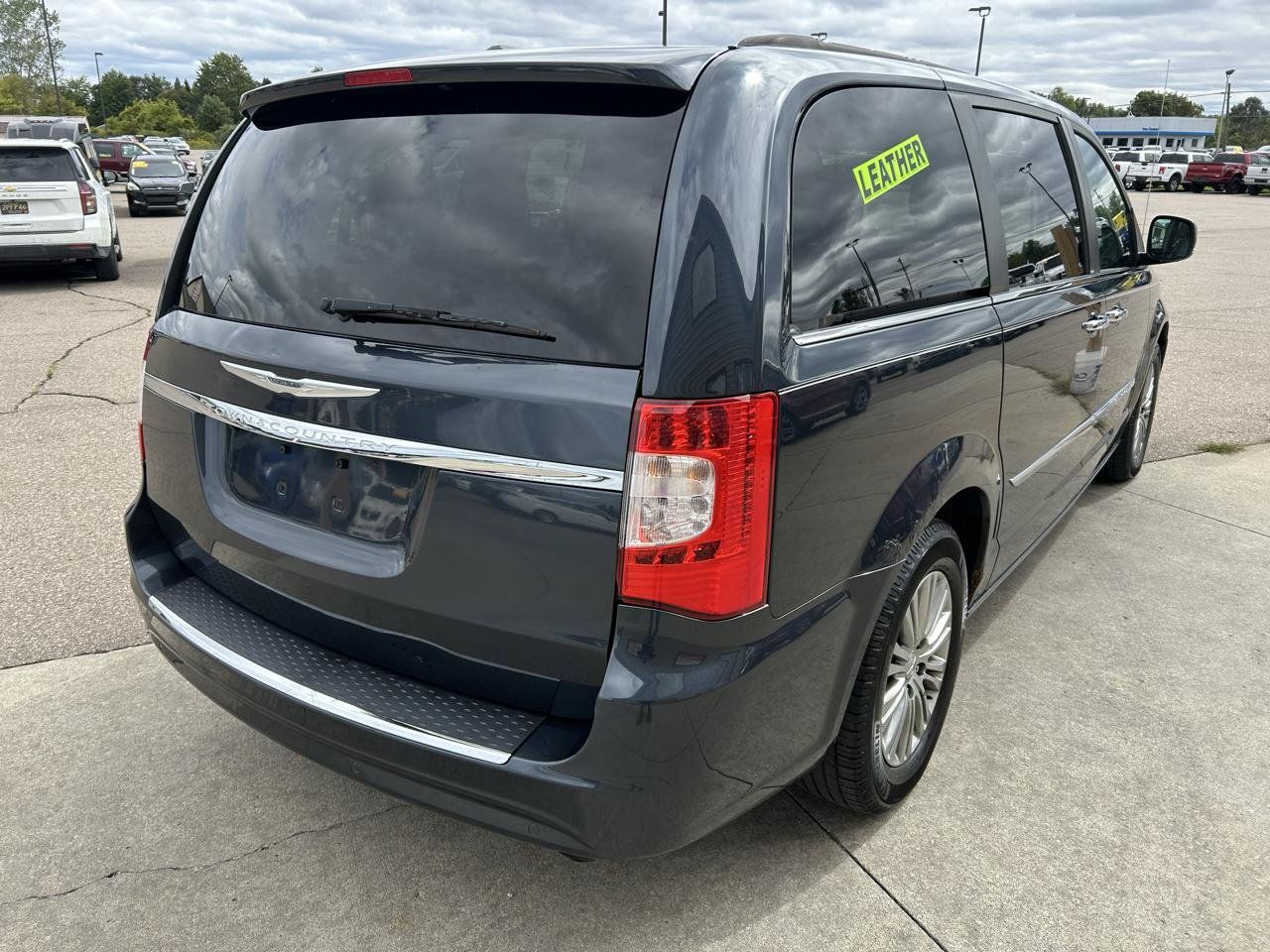 Used 2013 Chrysler Town & Country Touring-L w/ Driver Convenience Group FWD image 5