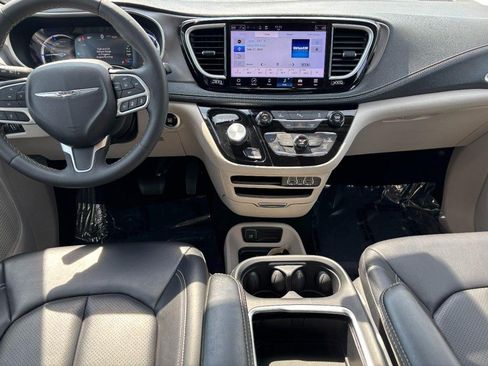Used 2023 Chrysler Pacifica Touring-L FWD image 14