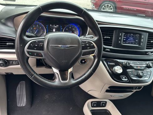 Used 2017 Chrysler Pacifica Touring-L image 9