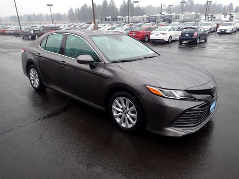 Used 2018 Toyota Camry LE image 7