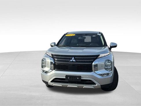 Used 2024 Mitsubishi Outlander SE image 2
