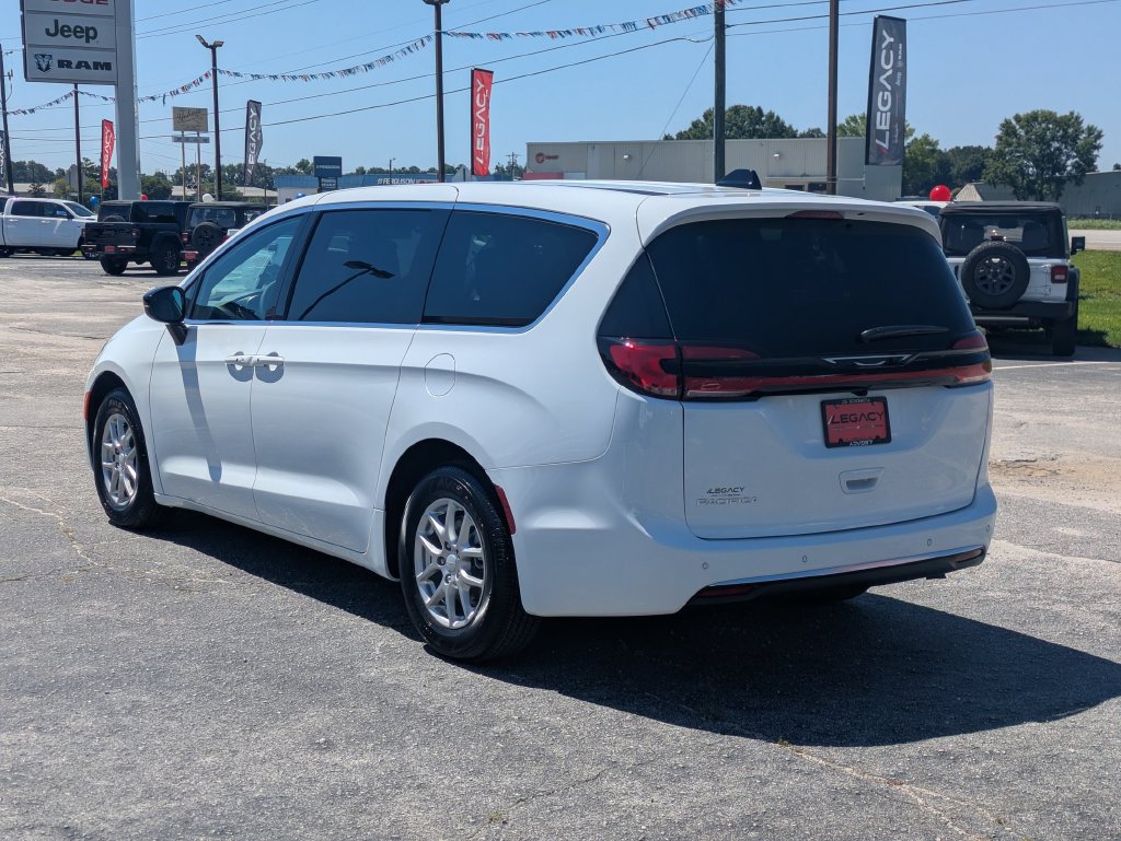 New 2027 Chrysler Pacifica Select w/ Family Tech Group FWD image 5