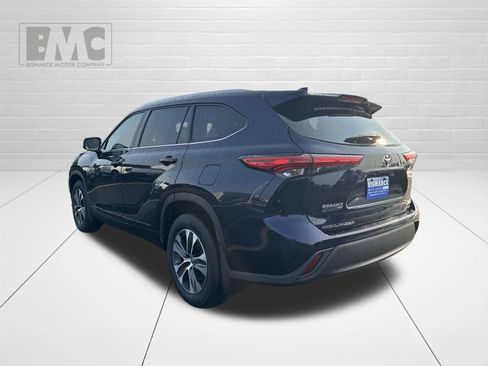 Used 2021 Toyota Highlander XLE AWD/4WD image 4