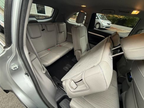 Used 2017 Toyota Highlander Plus image 19