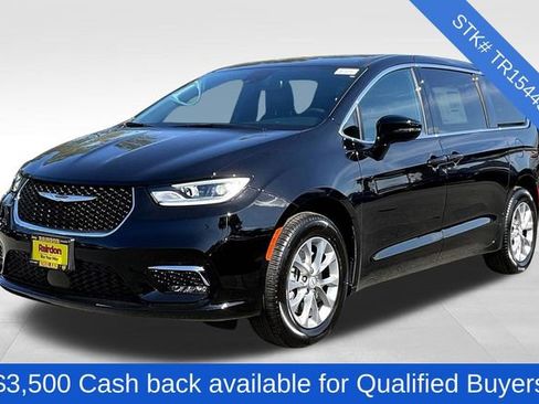 New 2026 Chrysler Pacifica Select image 2
