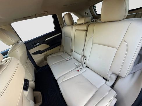 Used 2019 Toyota Highlander XLE AWD/4WD image 15