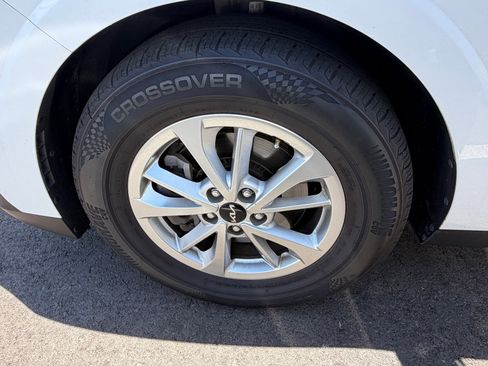 Used 2023 Kia Carnival LX FWD image 6