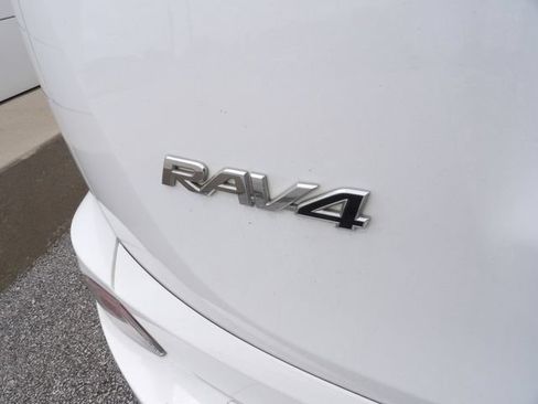 Used 2018 Toyota RAV4 SE w/ Power Extra Value Package AWD/4WD image 17