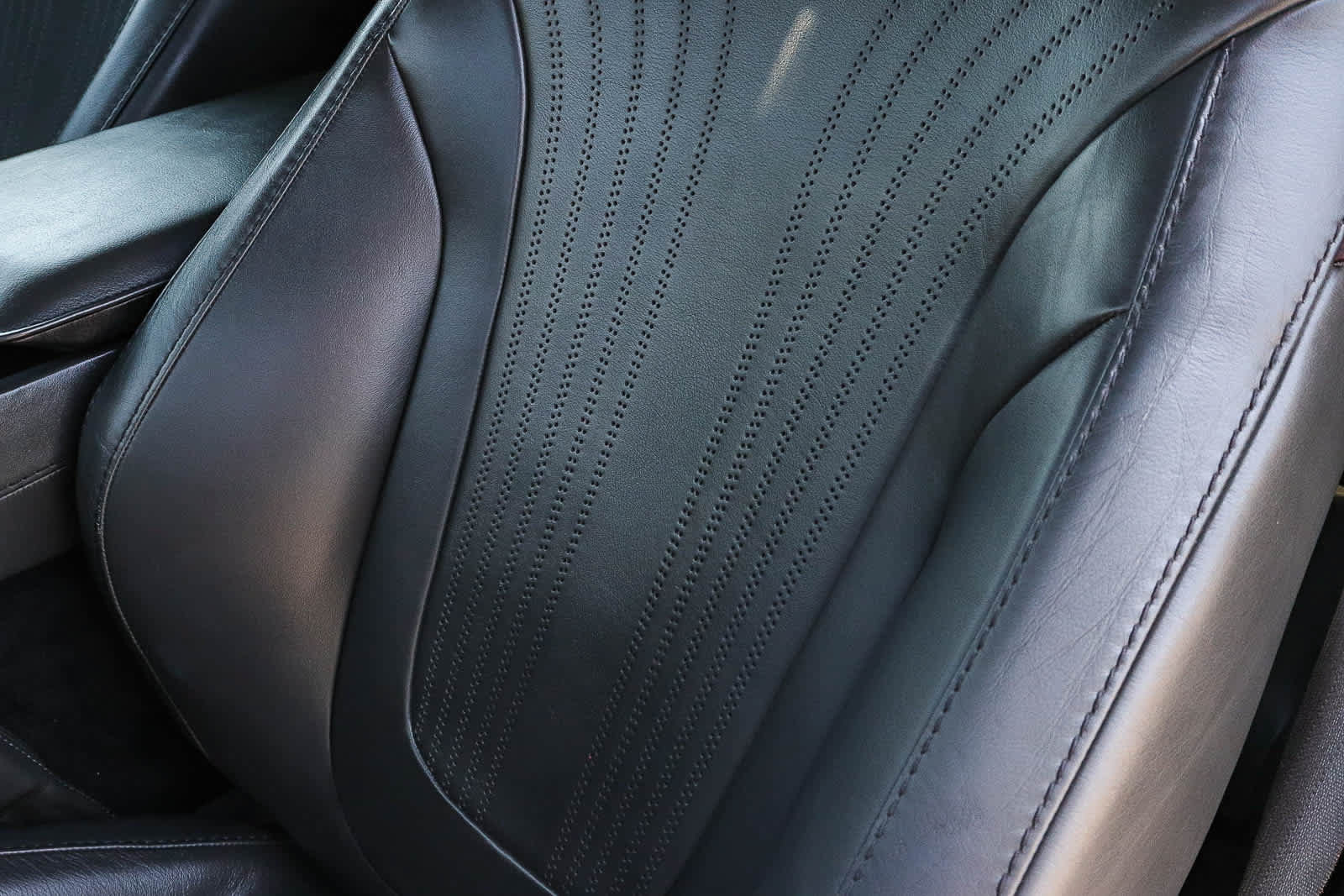 Used 2020 Aston Martin DB11 Coupe RWD image 27