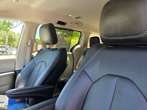 Used 2024 Chrysler Pacifica Touring-L FWD image 13