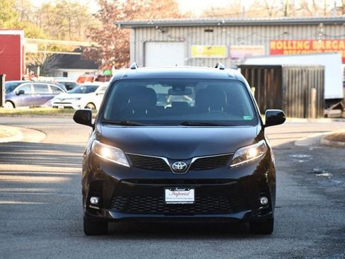 Used 2020 Toyota Sienna SE image 2