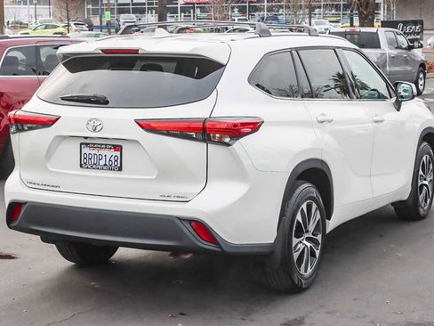 Used 2020 Toyota Highlander XLE image 4