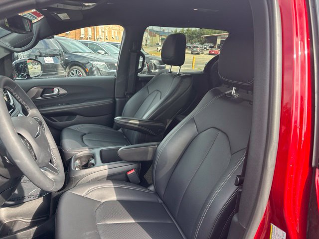 Used 2026 Chrysler Pacifica Select FWD image 5