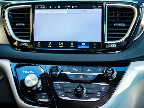 Used 2023 Chrysler Pacifica Touring-L image 13